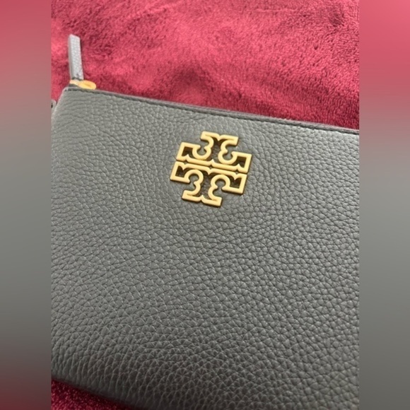 TORY BURCH• BRITTEN LARGE‎ ZIP POUCH WRISTLET - Picture 4 of 12